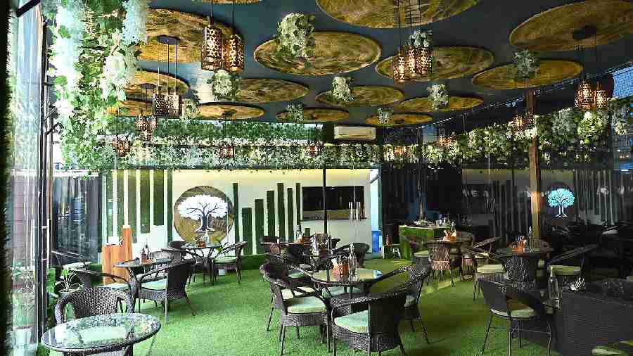 As the cafe overlooks the serene lake, it’s a perfect spot to experience the golden hour. The interiors stick to the greenery theme with faux grass rug covering the floor, and metallic hanging lights illuminating the entire cafe