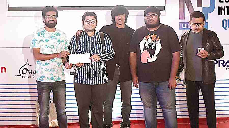 Quizmaster of the Pop Culture and Fandom quiz, Abhinav Dhar (extreme left) handed over the prize to winners (l-r) Annway Ghosh, Samyo Sengupta and Sourja Sengupta. “It was a great quiz. We had an amazing time at KIQF and that’s what makes us keep coming back every year,” said the team.