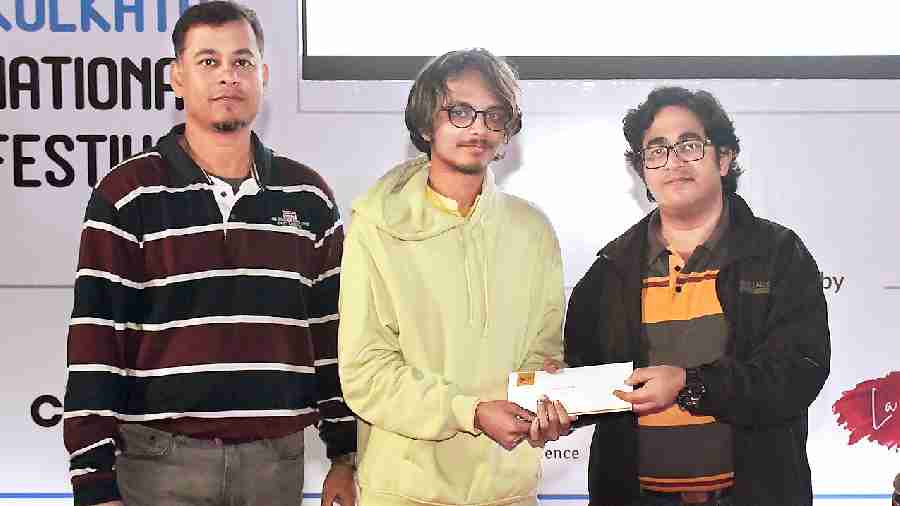 Debanjan Mahapatra (centre) and his team from Jadavpur University were the winners of the inter-college quiz. “I’m feeling great because this is the first time I won the inter-college quiz. I had participated in this before but this time was a special experience,” said Debanjan.