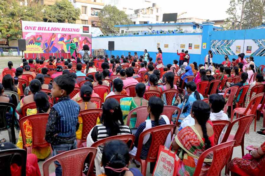 NGOs like Swayam, Azad Foundation, Agamee, Ankur Kala, Parichiti, Talash, Udayani Social Action Forum, Institute of Social Work and Lake Gardens Women and Children Development Centre put up various cultural programmes and activities for the day