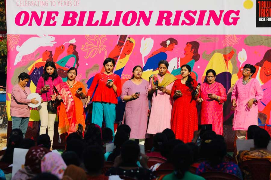 The ladies from Swayam put up a bilingual musical performance including songs like 'Woh Toh Naya Zamana Layegi' and Tagore’s 'Sankocher Bihwalata Nijero Opoman'