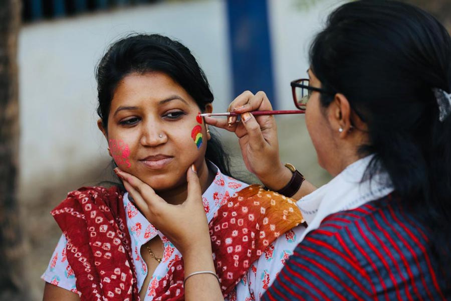 A body painting booth was set up where visitors can paint slogans or symbols related to the theme on their face or hands