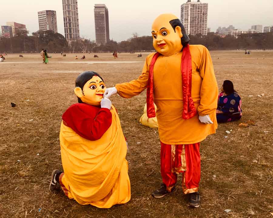 People dressed as Gopal Bhar and his wife pose for a photo op on the occasion of Valentine’s Day at the Brigade parade Ground on Tuesday