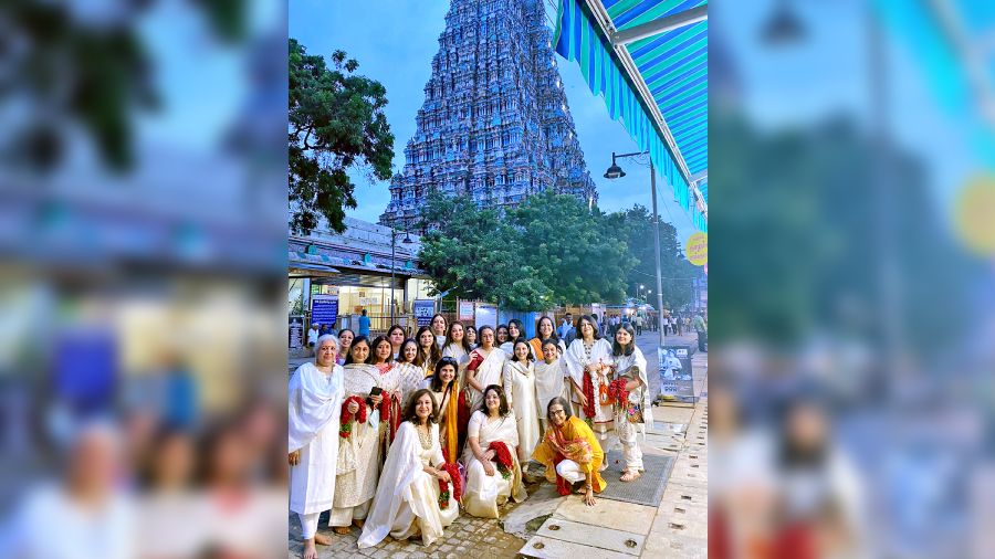 The LSG group at the Meenakshi Amman Temple in Madurai