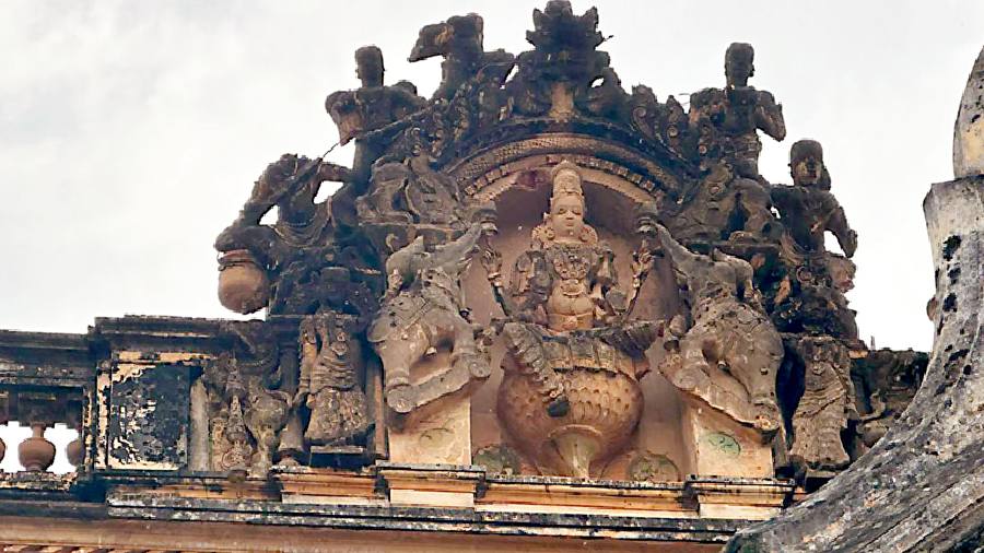 An image of Gajalakshmi over the entrance of a palatial building. This image is ubiquitous in most such buildings