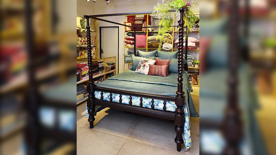 A vintage four-poster bed decked up in linen and cushions in contemporary designs represented a perfect blend of tradition and modernity