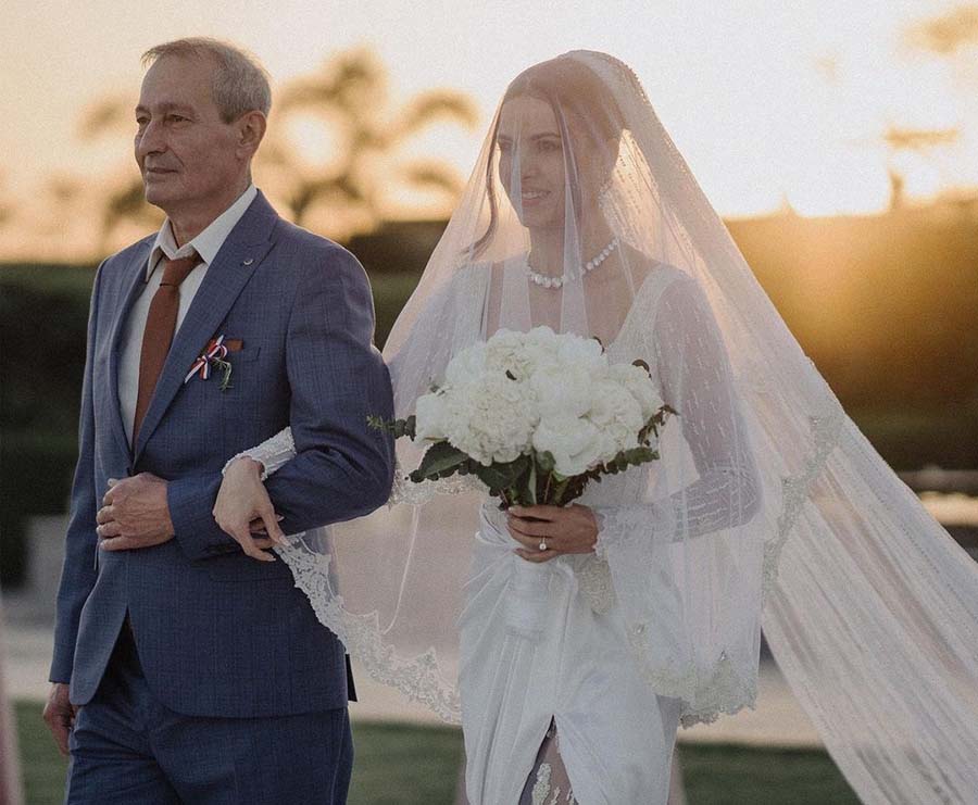 The Serbian dancer wore a lace detailed veil along with simple jewellery for the ceremony. 