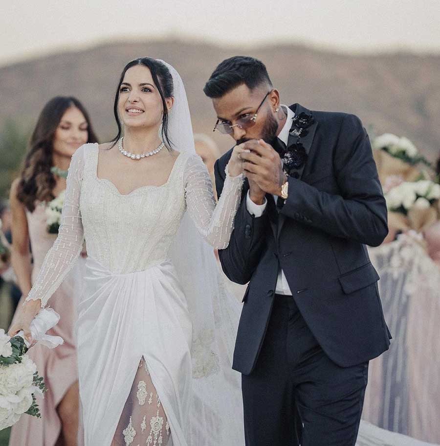 Hardik opted for a simple yet elegant tuxedo with the addition of a cool pair of sunglasses. 