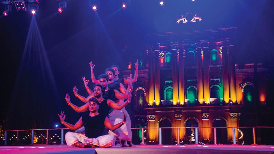 Dance performance in front of the illuminated Kathgola Palace