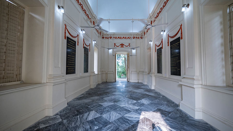 The room inside the cenotaph at Barrackpore