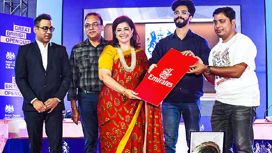 Among a host of other prizes, champions of the GREAT British Open Quiz, Aakash Roy (extreme right) and Raktim Nag (second from right) of team Sarba Mangala Sporting Club were presented the grand prize of return tickets to London by Emirates sales manager of West Bengal, Geetika Seth (third from right).