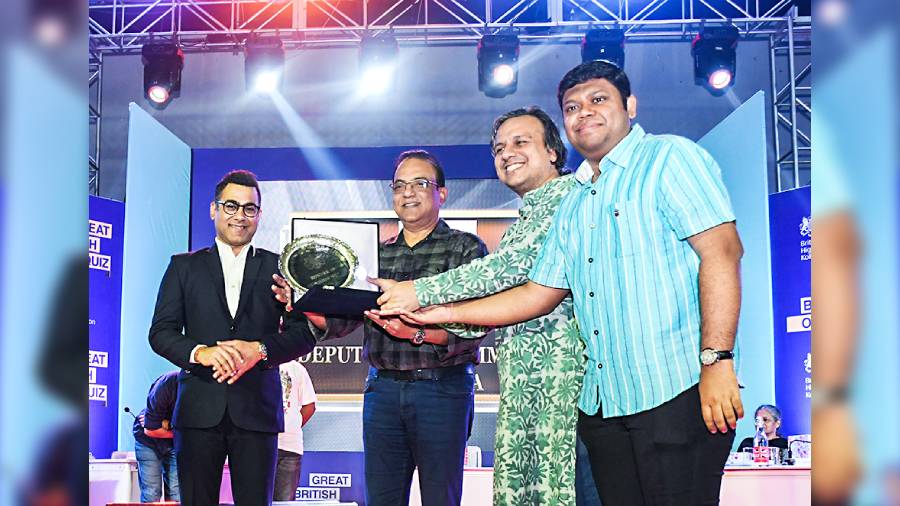 Titash Banerjea  Kunal Mandal of team Not So Great Expectations (right), the runners-up, were awarded their trophy and prizes by world billiards champion Sourav Kothari and filmmaker Arindam Sil.