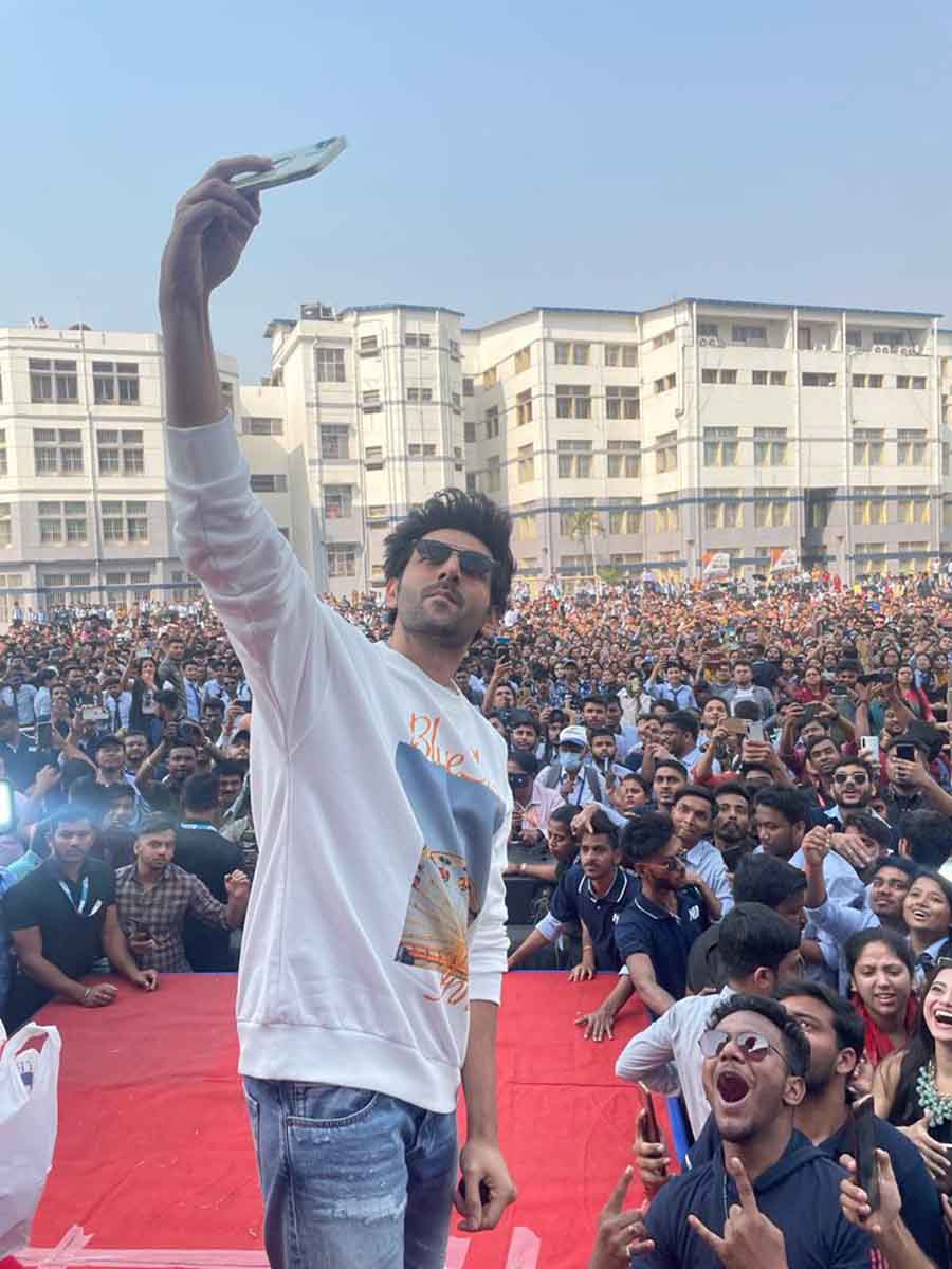Kartik took out some time to click selfies with his fans. 