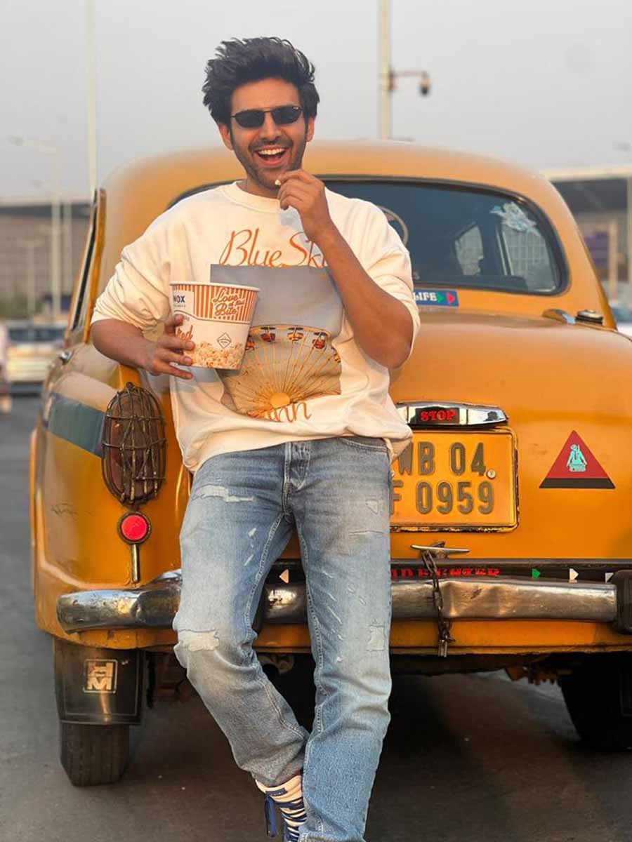 While heading back to the airport, Kartik took the yellow taxi to experience the vibes of the City of Joy.