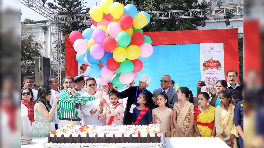 The carnival was inaugurated by Pramit Kumar Ray, club president; Deborshi Sadhan Billy Bose, chairman, Bakery, along with other committees, sub-committee, task force members, past presidents and past first ladies, with the traditional playing of the police band, cake-cutting, and balloons going up in the air.