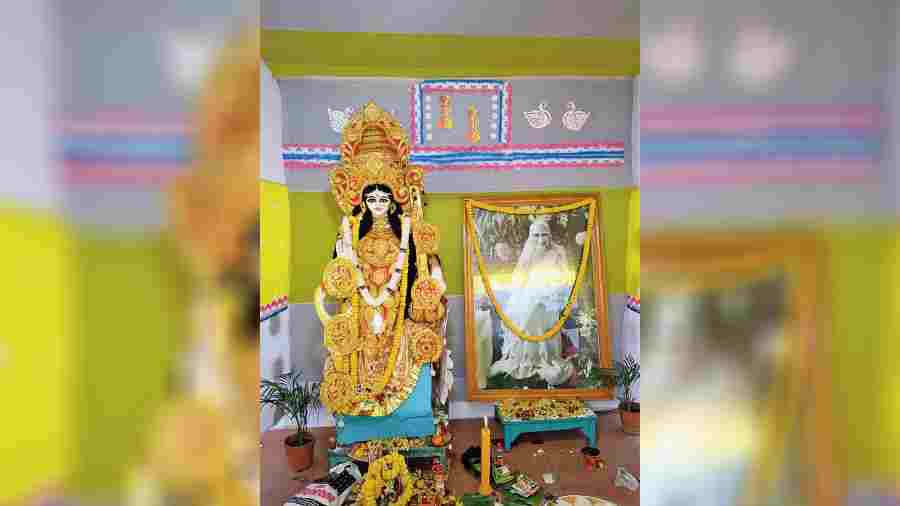 A Saraswati idol placed next The Mother’s photograph. 