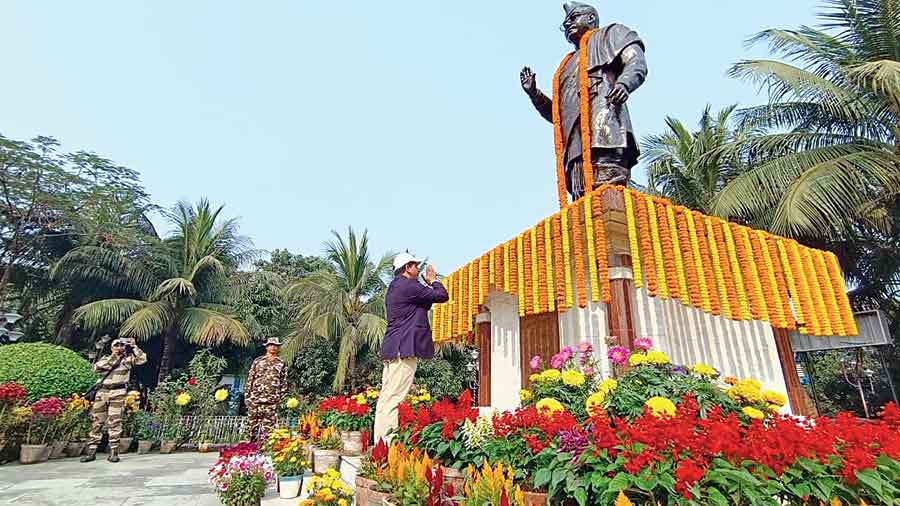 Floral tribute to Netaji’s statue