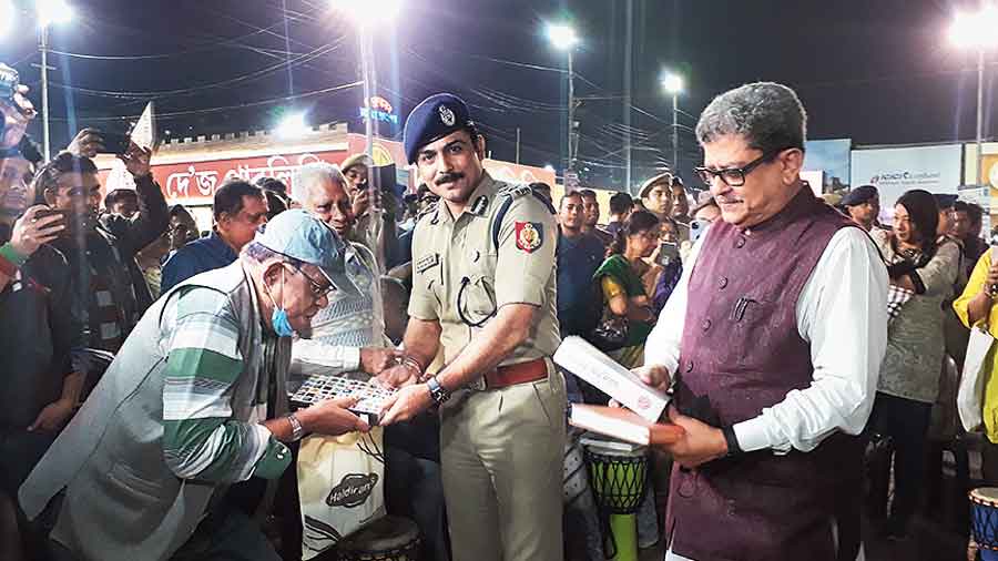 Police commissioner Gaurav Sharma distributes books among them. 