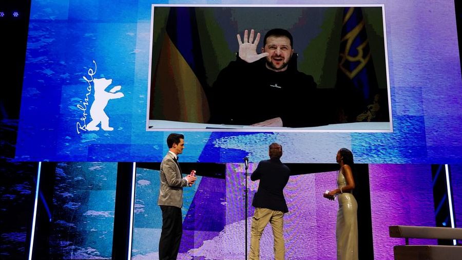 Ukrainian President Volodymyr Zelenskyy addressed the audience via video link during the opening gala and this was definitely the highlight of the opening ceremony. Cinema is able to overcome borders and walls, whether real or ideological, Zelenskyy said referring to the Berlin Wall that used to stand at the very location of the Berlinale on Potsdamer Platz. The Ukrainian president was given a standing ovation as he appeared on screen.