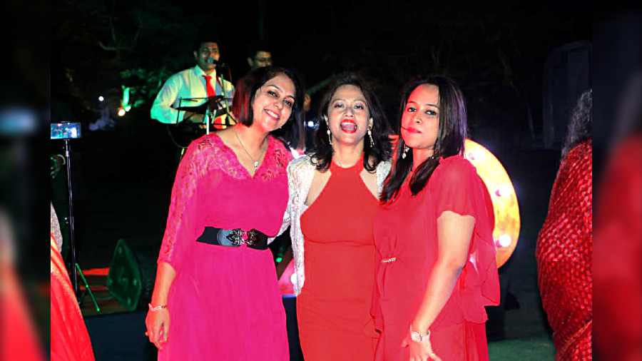 These ladies wore dresses colourcoded for Valentine’s Day and had a gala time catching up with friends and singing along to the tunes being played by the guest band of the evening.