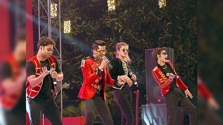 The evening was enlivened by Shaandaar - The DJ-based Band who mesmerised all with their performance
