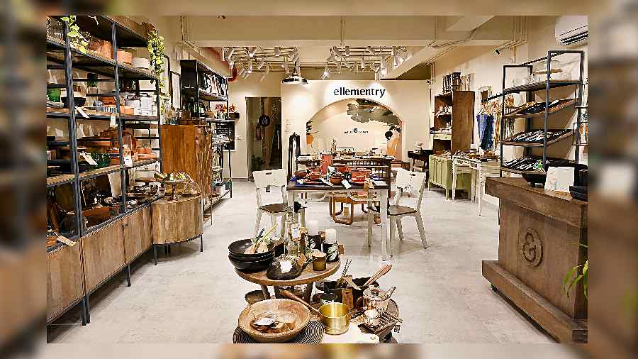 The store is divided into two floors. The ground floor has stunning products displayed across sections such as woodenware, metal, marble, terracotta, glassware and ceramic. Products range from dinnerware, breakfast sets, bakeware, cookware, utility items to various other accessories for the kitchen, table decor and more.