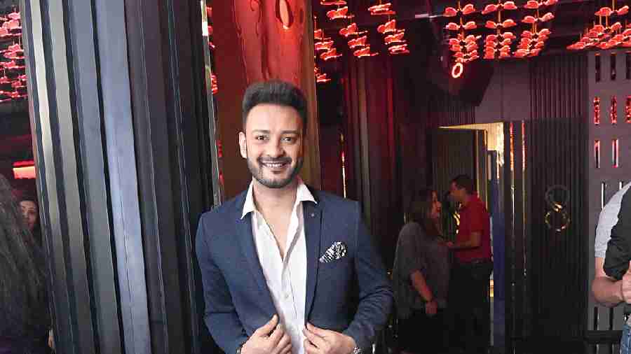 Shaheb Bhattacherjee looks effortlessly stylish in a classic blazer and jeans combo with a crisp white shirt! “The night was electric, the decor, the vibe and the lights added to the vibrancy — it was truly an unforgettable night!” he said.