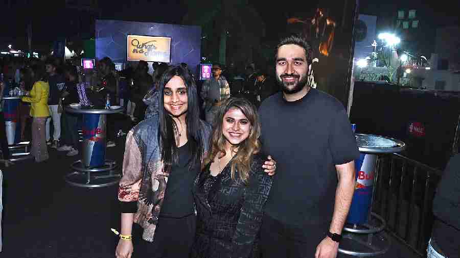 (L-R) Paroma Neotia, Shreya Pande and Parthiv Neotia