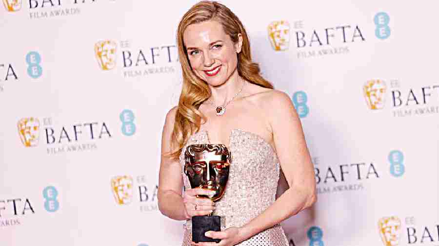 Kerry Condon with her Best Supporting Actress trophy for The Banshees of Inisherin