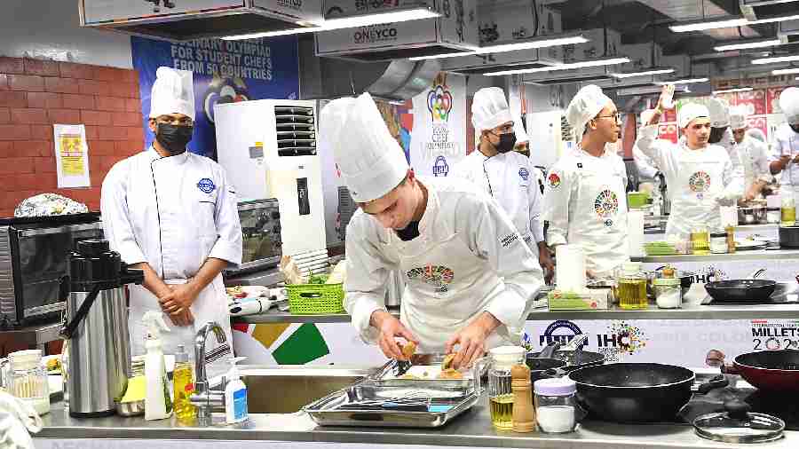 The participants of Dr. Bose Challenge were spotted at their stations busy making their dishes with intense enthusiasm.