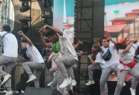 Students sway to beats in Western Group Dance