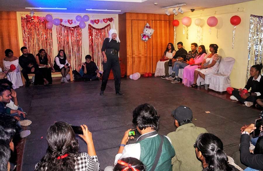 Baishakhi Das, dressed as Female Gojo, was not just good at cosplaying, but also set the floor ablaze with her innovative moves during the special dance competition