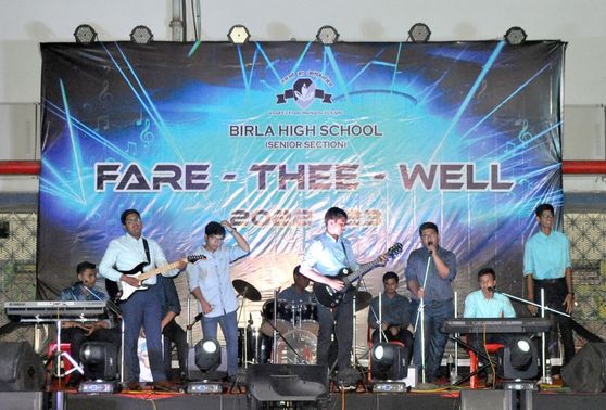 Goodbyes are as painful as they are inevitable; with the academic year fast hurtling to its close, Birla High hosted a three-hour farewell programme within school premises to organise a proper send-off for the students of class XII. From amongst the eleventh grade an eighteen-member farewell committee was formed. The committee dealt with fiscal matters, designed banners and masterminded the entire operation.