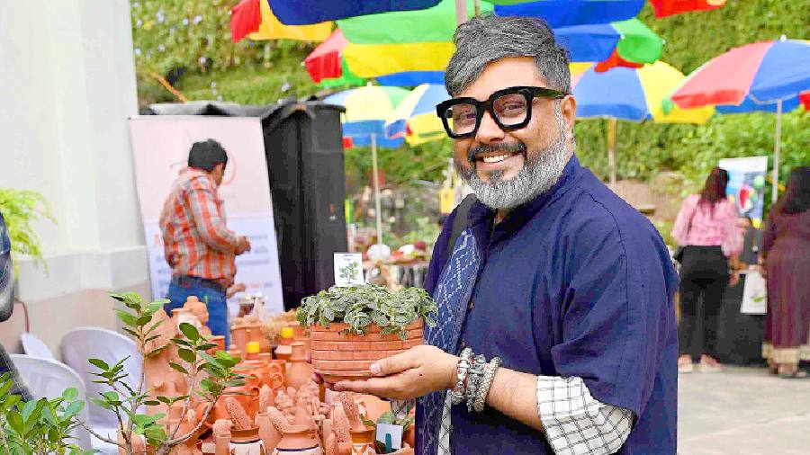 Stylist Anupam Chatterjee also dropped by and had his heart on the beautiful planters.