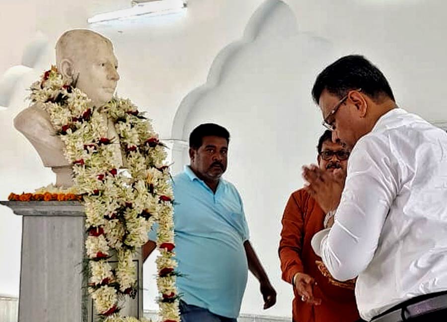 Kolkata mayor Firhad Hakim pays homage to Jatindra Mohan Sengupta on his birth anniversary at Keoratala on Wednesday