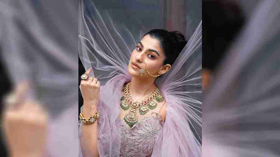 f you are a polki girl and don’t get enough of it, opt for this piece. Sanjana opted for the trending pink lehnga worn with this gorgeous Polki Rani Har that blends perfectly traditional with heritage. “We designed this concept in polki using gemstones and gave it a really heavy look so that this one necklace is good enough for a bride on her D-Day. The gemstones used here are ruby and Russian emeralds that lend a varied colour palette, thus giving multiple options to a bride to match with here attire,” said Anand. The nathni seals the perfect traditional look.