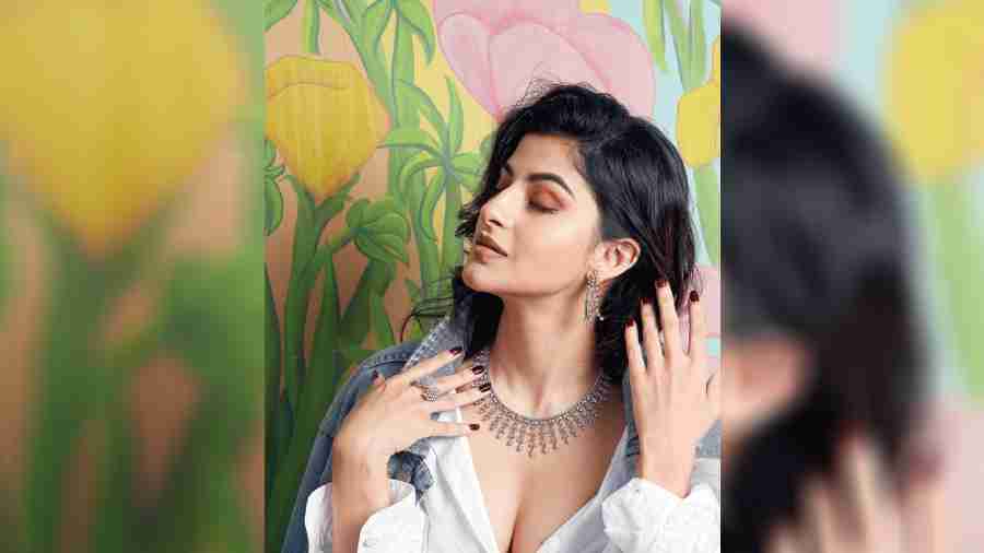 Diamond and denim is a low-key romance and we wanted to go all out in the love month. Sanjana paired a classic white shirt and denim jacket with this delicate diamond necklace set in white gold, a cocktail ring with floral motif and three string diamond danglers and tra laaa... her OOTN is ready!