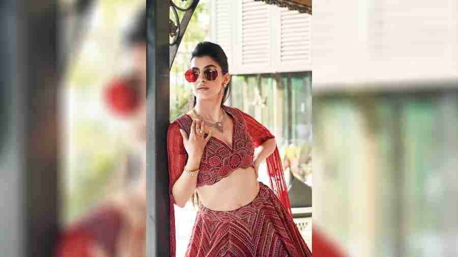 A wedding is just not about the bride, it’s about the beautiful bridesmaids too! Bring out the swag in you as you burn the dance floor on your sister’s or friend’s Sangeet night looking smoking hot in a maroon outfit paired with this gorgeous ruby and diamond set with an intricately handcrafted rose-leaf earring, cocktail ring and a braclet to put the look together. Sanjana opted for glossy red eye-make for extra oomph!