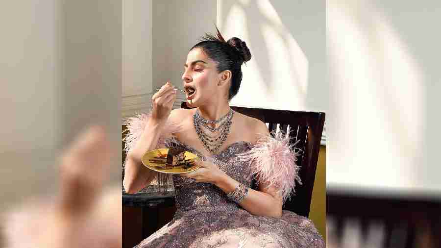 How do you see yourself at your wedding reception? Many of you would say like this, after seeing this picture. The look is all about non-messy. A sleek top knot, mauve cheeks, a stunning feather and sequinned outfit teamed with just one statement layered diamond piece that’s detachable, while digging into your own wedding cake! No earrings, no rings and opting for minimalism in a subtle look for the reception party, wearing this diamond necklace with blue sapphires.