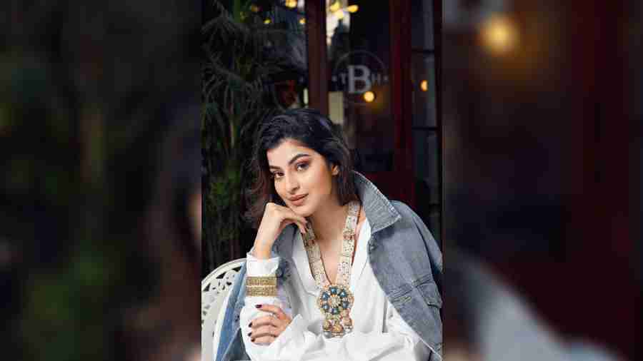 Do you shy away from investing in traditional jewellery because of low utility and wearabilty? Skip that thought as traditional jewellery can be styled with any casual outfit too. We paired this intricate kundan design set in pastel coloured tones with pearls. The long necklace is made in 18K hallmarked gold and has long pearls strings with a big pendant attached to it. The blue stones and beads with a pink base shade of enamel lend a contemporary touch.