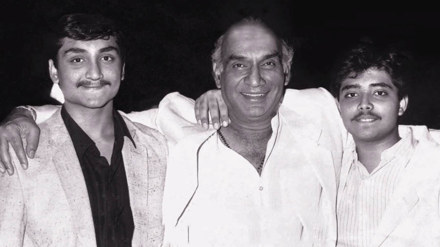 Late filmmaker Yash Chopra with his elder son Aditya (extreme left) and younger son Uday