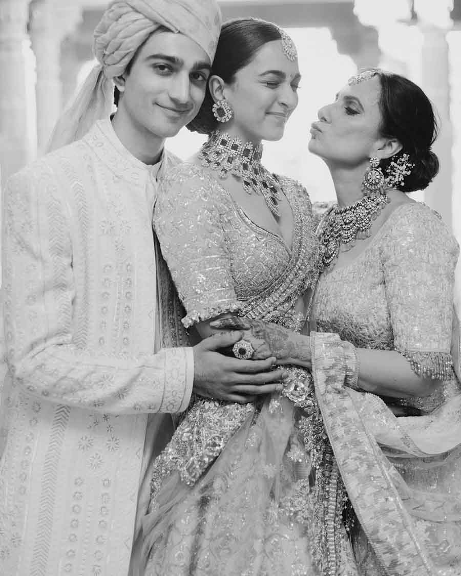 Kiara is flanked by her mother and musician brother, Mishaal Advani, who performed a special song for the newlyweds on their sangeet.  
