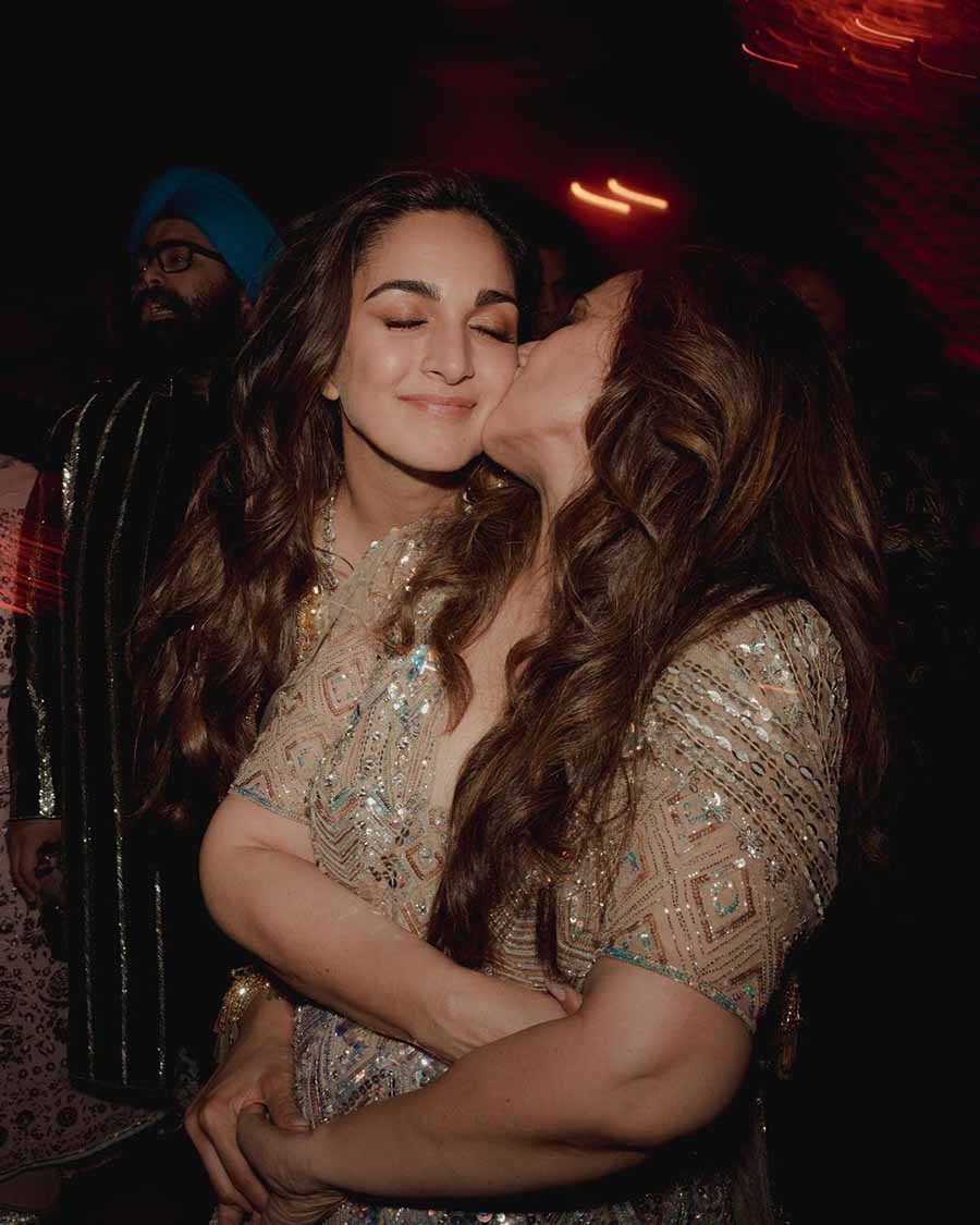 A happy Kiara got an affectionate peck on the cheek by her mum during the sangeet ceremony. 