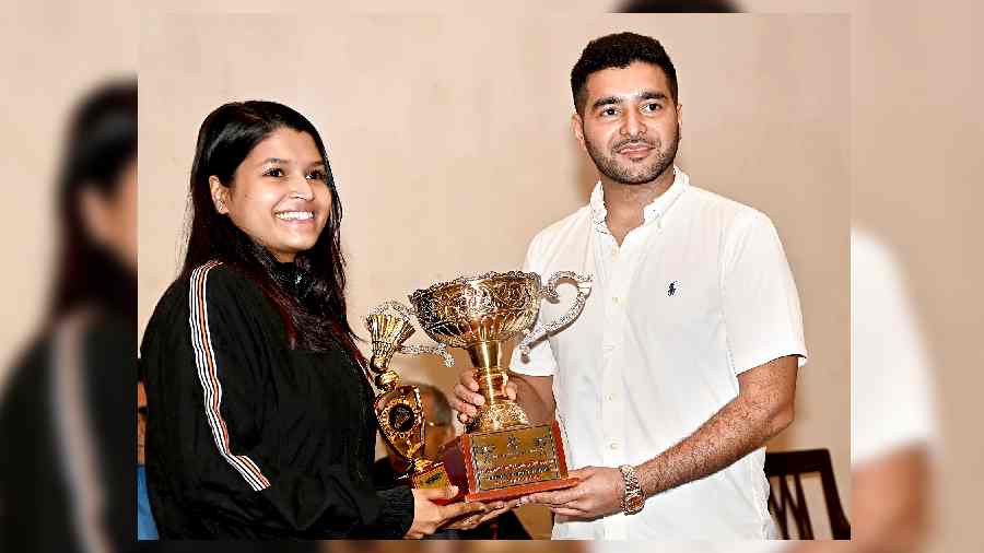 Samriddha Paul (left) of Tata Consultancy Services was awarded the Saaniya Jairath trophy for Best Fighting Lady Player