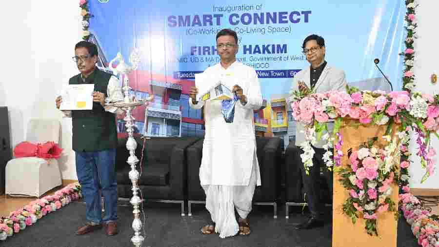 Minister Firhad Hakim (centre) releases the brochure for Smart Connect.