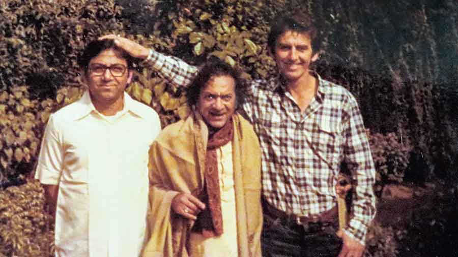 Pandit Ravi Shankar stands at the centre as George Harrison reaches out to touch Rabin Paul’s head in Delhi. 