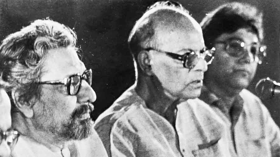 Sombhu Mitra (left) at the start of the oration at Calcutta University. Rabin Paul is to the extreme right.