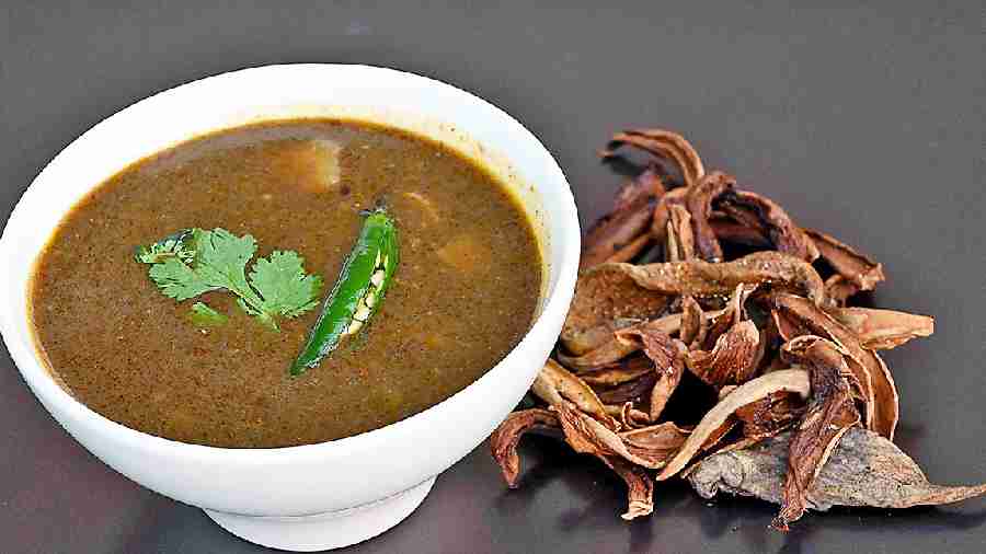 Amchur (mango powder) is directly sourced from mango orchards of Kangra, and is used in this gravy with potatoes and black chana called Khatta. It is light and very flavourful.