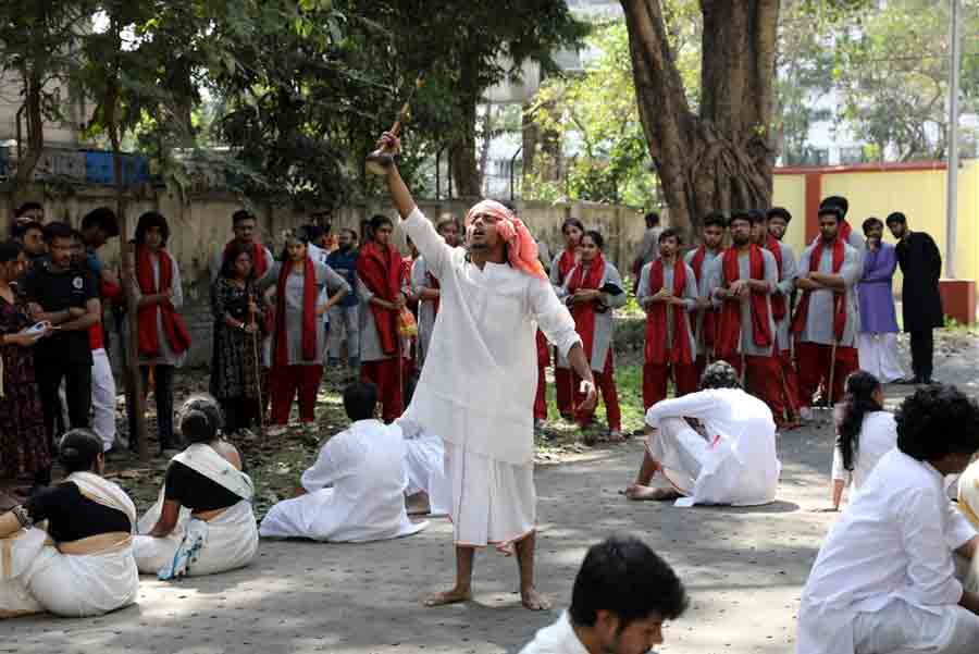 The street play saw several performances based on the topic – Bangladesh Bhasha Andolan. Arjya Bhattacharya, first-year, department of English, Jadavpur University, said, “Our 11-minute street play in Bangla was based on the league movement of Bangladesh. We prepared the play in three to four days from scratch.’’ 