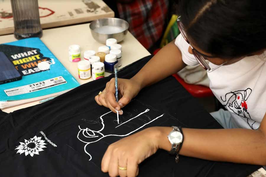 The T-shirt painting competition gave young artists and illustrators a chance to experiment. Swagata Dutta, second-year, department of Electrical Engineering, The Heritage Institute of Technology, themed her illustration on two-faced personalities
